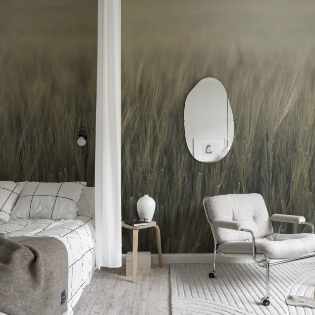 Tapet Rye Field, Green, cu design minimalist, care prezintă un câmp de grâu în tonuri neutre.