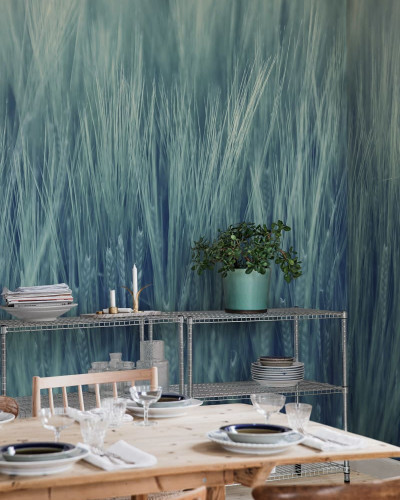 Tapet Rye Field, Turquoise, cu un design minimalist ce include un câmp de grâu în nuanțe de verde-albăstrui.