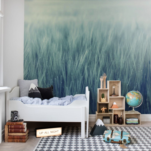 Tapet Rye Field, Turquoise, cu un design minimalist ce include un câmp de grâu în nuanțe de verde-albăstrui.