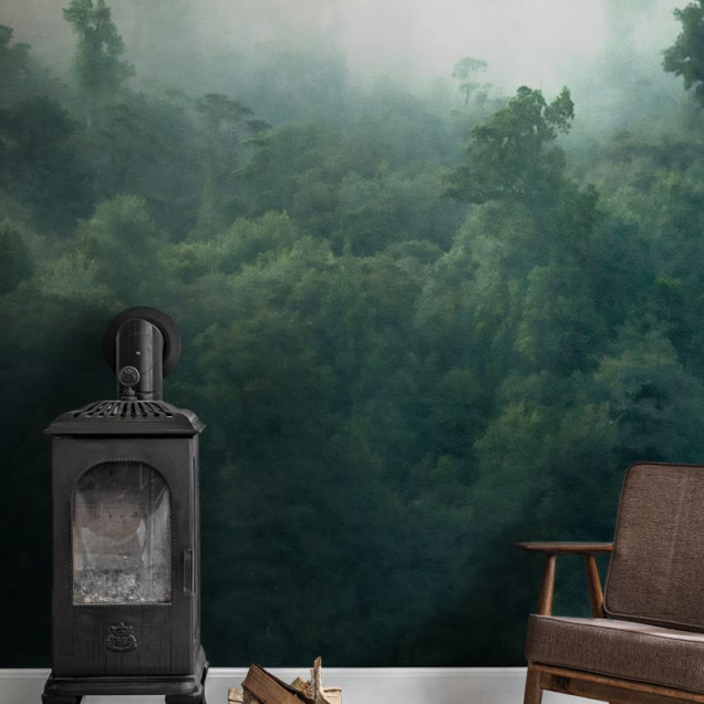 Tapet cu design de pădure verde înveșmântată în ceață