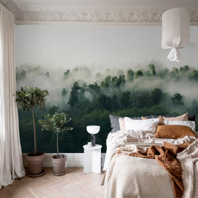 Tapet cu design de pădure verde înveșmântată în ceață