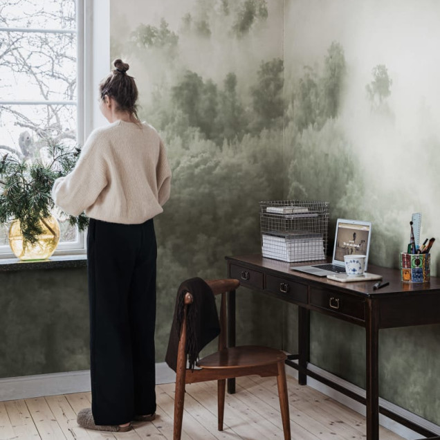 Tapet cu design Misty Woodland, Light Green, care infatiseaza un peisaj de padure cu ceata.
