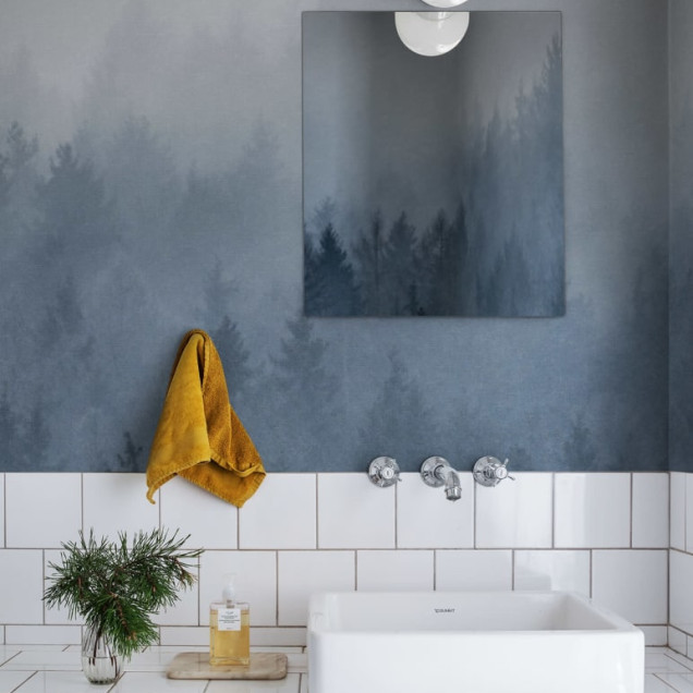 Tapet Pădurea Înnorată, Albastru, cu un design relaxant de pădure învăluită în ceață, perfect pentru a crea o atmosferă de calm în orice cameră.