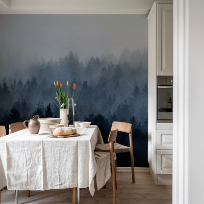 Tapet Pădurea Înnorată, Albastru, cu un design relaxant de pădure învăluită în ceață, perfect pentru a crea o atmosferă de calm în orice cameră.