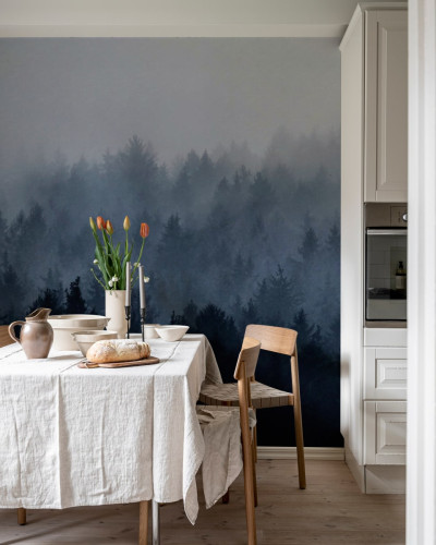 Tapet Pădurea Înnorată, Albastru, cu un design relaxant de pădure învăluită în ceață, perfect pentru a crea o atmosferă de calm în orice cameră.