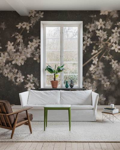 Tapet cu flori albe pe un fundal gri închis, cu un design floral delicat. Tapetul este potrivit pentru living, dormitor, birou.