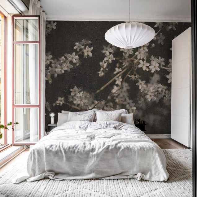 Tapet cu flori albe pe un fundal gri închis, cu un design floral delicat. Tapetul este potrivit pentru living, dormitor, birou.