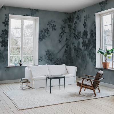 Tapet cu flori delicate in nuante de albastru, ideal pentru a decora livingul, dormitorul sau biroul