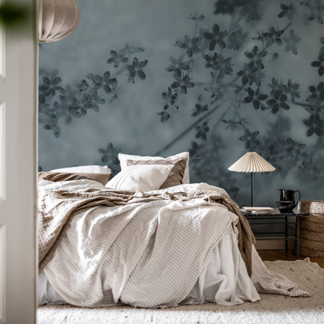 Tapet cu flori delicate in nuante de albastru, ideal pentru a decora livingul, dormitorul sau biroul