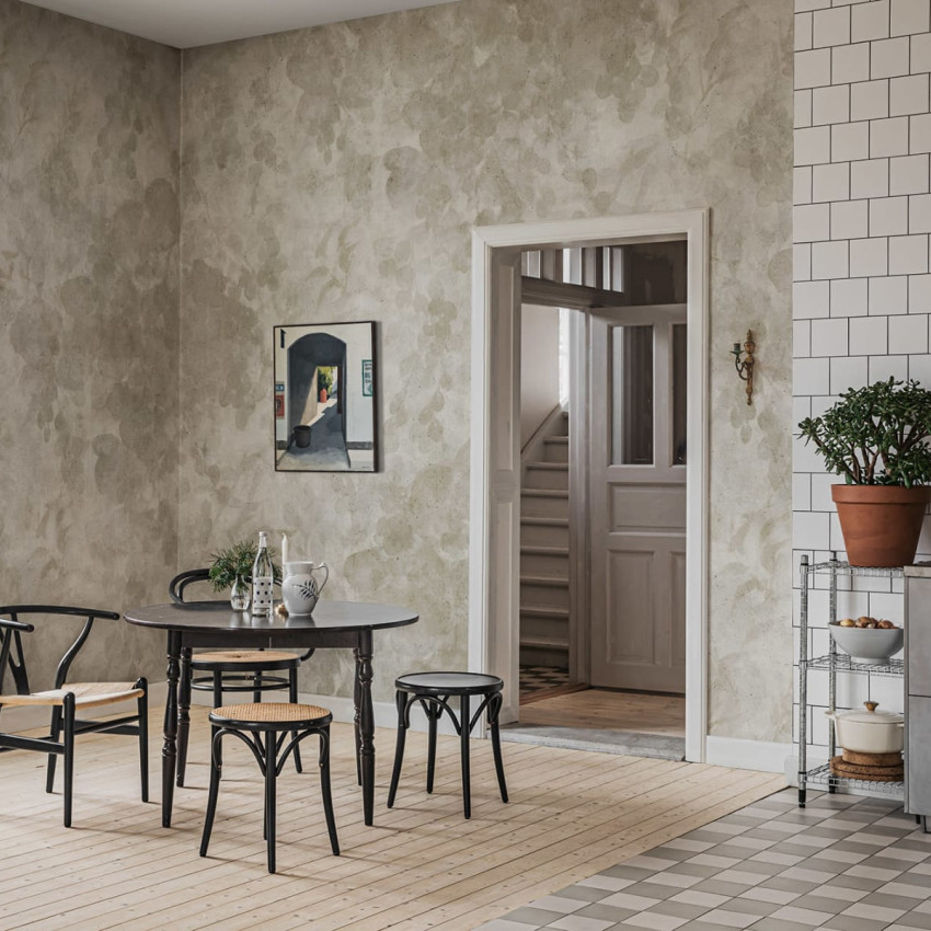 Imagine cu wallpaper-ul Grapevine Silhouette - Verde, cu un design minimalist și siluete delicate ale viței de vie, într-un spațiu modern cu o masă și scaune din lemn.