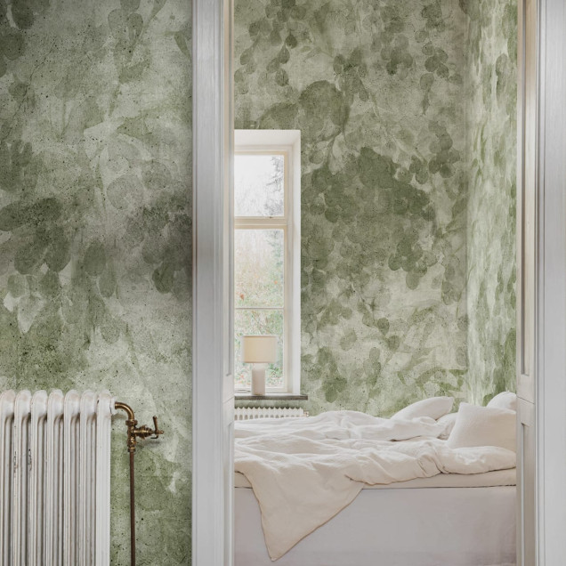 Imagine cu wallpaper-ul Grapevine Silhouette - Verde, cu un design minimalist și siluete delicate ale viței de vie, într-un spațiu modern cu o masă și scaune din lemn.