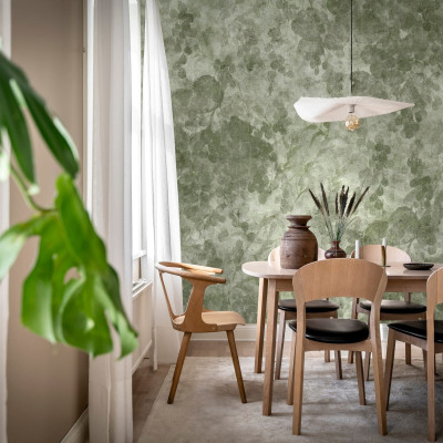 Imagine cu wallpaper-ul Grapevine Silhouette - Verde, cu un design minimalist și siluete delicate ale viței de vie, într-un spațiu modern cu o masă și scaune din lemn.