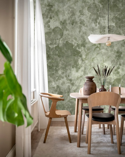 Imagine cu wallpaper-ul Grapevine Silhouette - Verde, cu un design minimalist și siluete delicate ale viței de vie, într-un spațiu modern cu o masă și scaune din lemn.