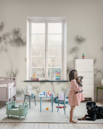 Tapet Astrantia Black & White cu design minimalist, perfect pentru dormitor, living sau birou.