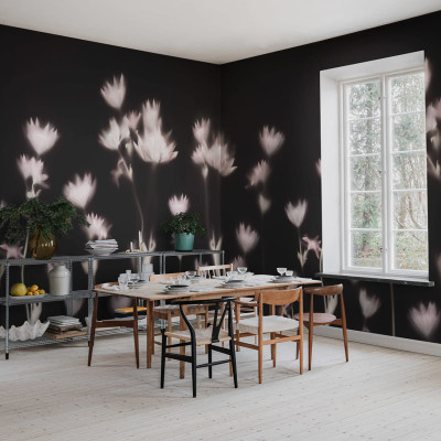Wallpaper Astrantia Dark cu flori delicate pe un fond negru