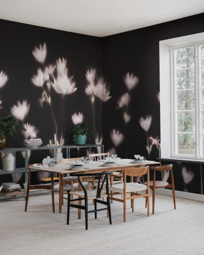 Wallpaper Astrantia Dark cu flori delicate pe un fond negru