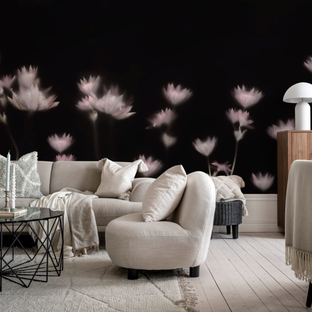 Wallpaper Astrantia Dark cu flori delicate pe un fond negru