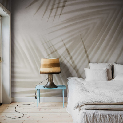 Fototapet bej cu design umbre de palmieri într-un dormitor elegant