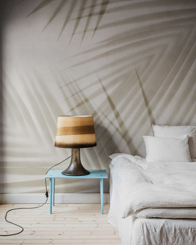 Fototapet bej cu design umbre de palmieri într-un dormitor elegant