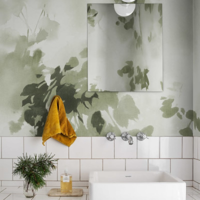 Tapetul Hazy Leaves Verde, cu frunze estompate in nuante de verde, intr-un interior minimalist si elegant.