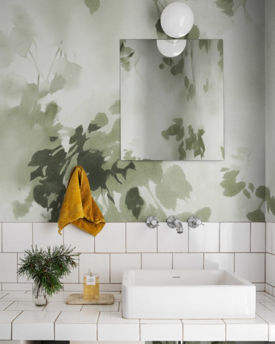 Tapetul Hazy Leaves Verde, cu frunze estompate in nuante de verde, intr-un interior minimalist si elegant.