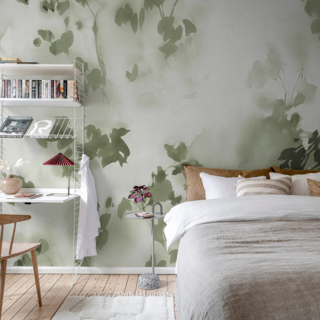 Tapetul Hazy Leaves Verde, cu frunze estompate in nuante de verde, intr-un interior minimalist si elegant.