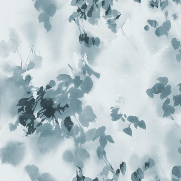 Tapet Hazy Leaves Blue cu motive abstracte de frunze, in nuante delicate de albastru.
