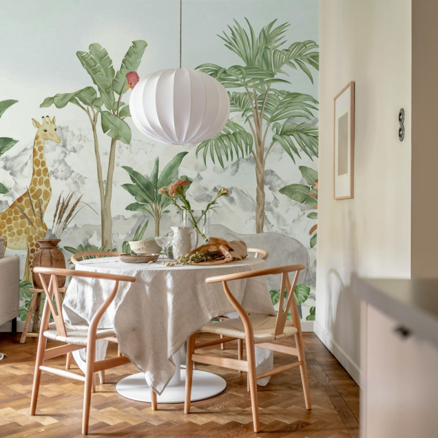 Tapet cu un design unic inspirat de jungla tropicala, cu girafa, elefant, tucan si papagal.