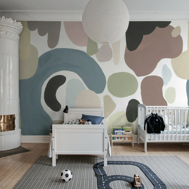 Tapet abstract în culori pastelate într-un living modern