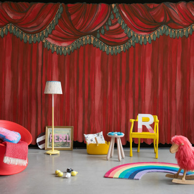 Fototapet cu draperii roșii în stil teatru, cu accente în verde și maro, perfect pentru a aduce o notă de eleganță și dramatică în casa dumneavoastră.