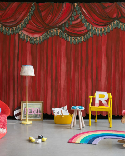 Fototapet cu draperii roșii în stil teatru, cu accente în verde și maro, perfect pentru a aduce o notă de eleganță și dramatică în casa dumneavoastră.