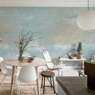 Tapet cu design abstract, cu nori pufosi pe un fundal albastru pastelat, in living
