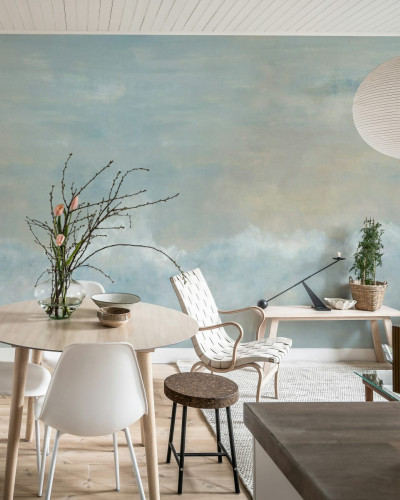 Tapet cu design abstract, cu nori pufosi pe un fundal albastru pastelat, in living