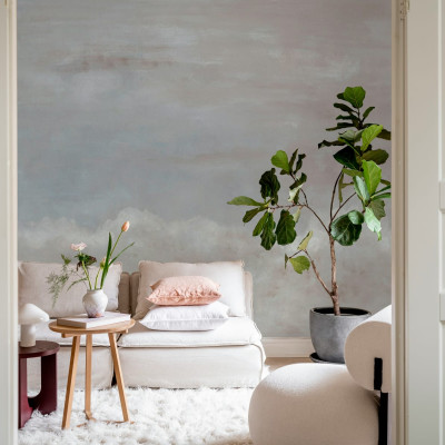 Tapet Heavenly Clouds, Dusty Pink - un tapet minimalist cu nori pufoși într-o nuanță delicată de roz prafuit, perfect pentru o atmosferă modernă și sofisticată.