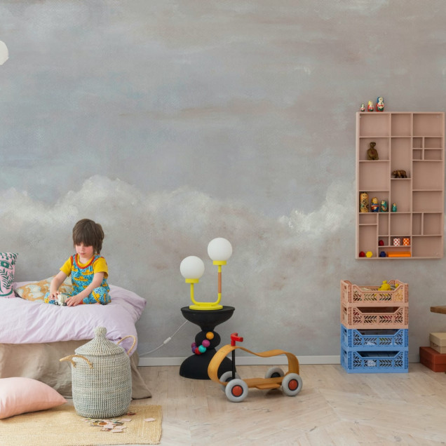 Tapet Heavenly Clouds, Dusty Pink - un tapet minimalist cu nori pufoși într-o nuanță delicată de roz prafuit, perfect pentru o atmosferă modernă și sofisticată.