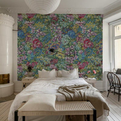 Tapet floral cu flori colorate, perfect pentru un dormitor modern