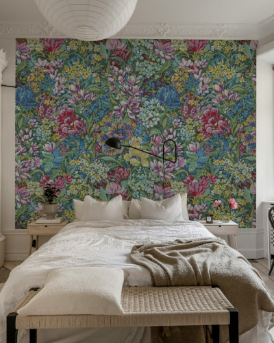 Tapet floral cu flori colorate, perfect pentru un dormitor modern