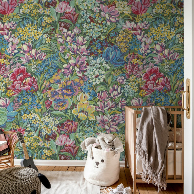 Tapet floral cu flori colorate, perfect pentru un dormitor modern