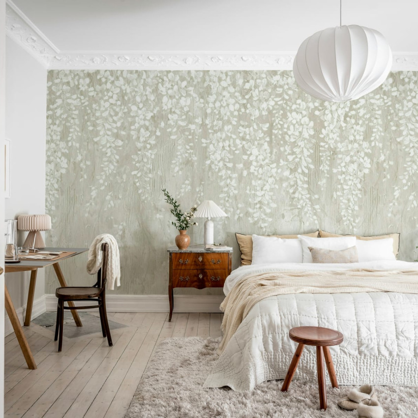 Tapet floral modern cu flori albastre pe un fundal crem cu textura lemnului.