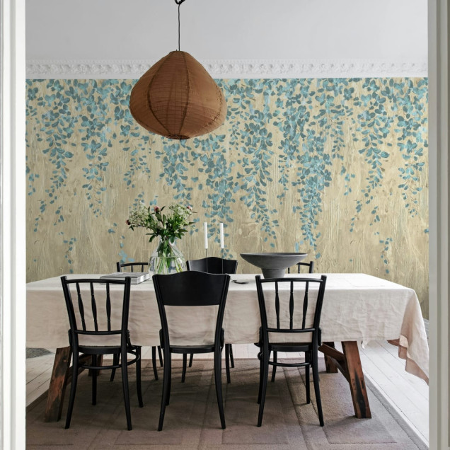 Tapet floral modern cu flori albastre pe un fundal crem cu textura lemnului.