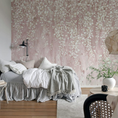 Tapet cu flori delicate, roz pastelat, design elegant, perfect pentru dormitoare și livinguri.