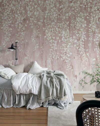 Tapet cu flori delicate, roz pastelat, design elegant, perfect pentru dormitoare și livinguri.