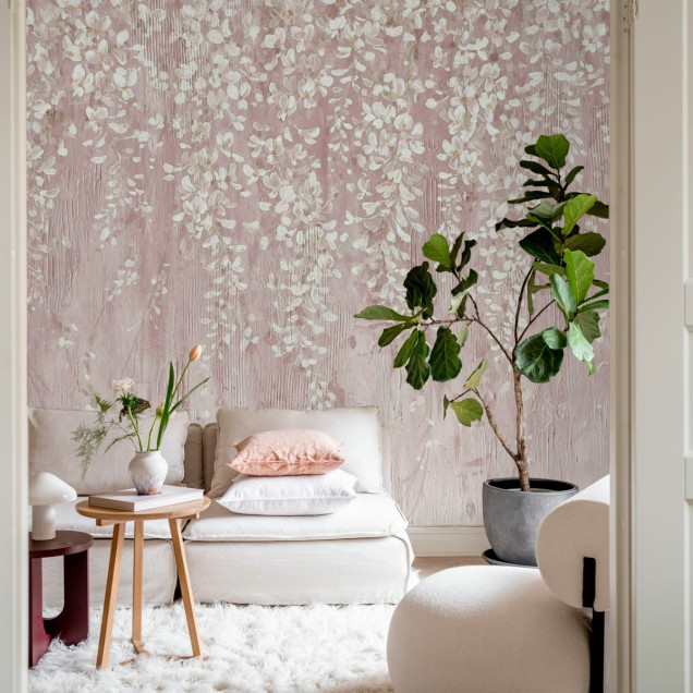 Tapet cu flori delicate, roz pastelat, design elegant, perfect pentru dormitoare și livinguri.