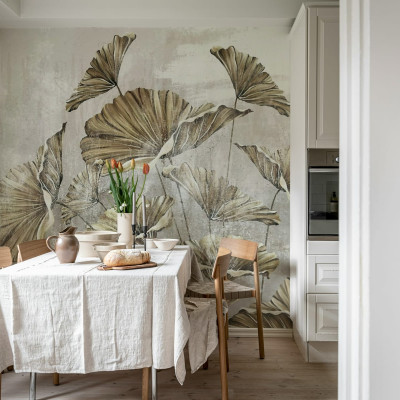 Tapet cu motive florale vintage, petale delicate în culori neutre, perfect pentru a crea o atmosferă modernă și rafinată.