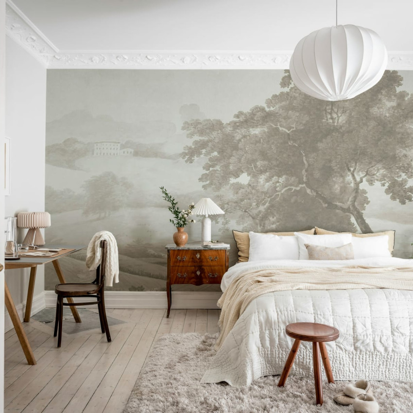 Tapet Vintage Tree, Soft Green, cu un design inspirat de arta veche, prezintă un copac și peisajul din jur, într-o nuanță delicată de verde.