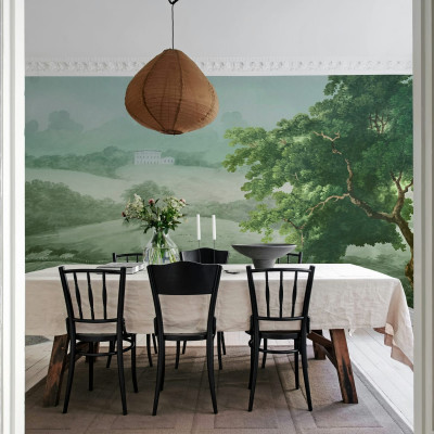 Tapet Vintage Tree, Green, cu un design elegant cu un copac impunator si un peisaj verde, decorand un living cu o masa si scaune.