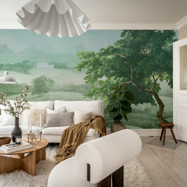 Tapet Vintage Tree, Green, cu un design elegant cu un copac impunator si un peisaj verde, decorand un living cu o masa si scaune.