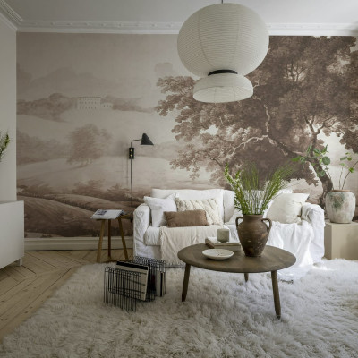 Imagine cu tapet vintage cu un arbore magnific in nuante de rugina, in interiorul unui living.