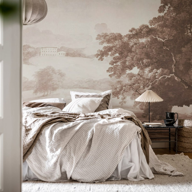 Imagine cu tapet vintage cu un arbore magnific in nuante de rugina, in interiorul unui living.