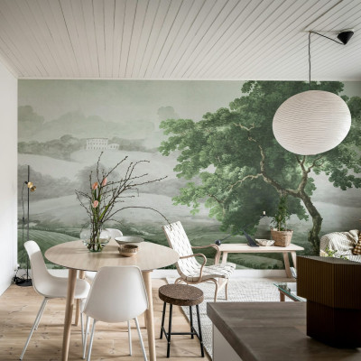 Tapet Vintage Tree, Soft Green, cu un design inspirat de arta veche, prezintă un copac și peisajul din jur, într-o nuanță delicată de verde.